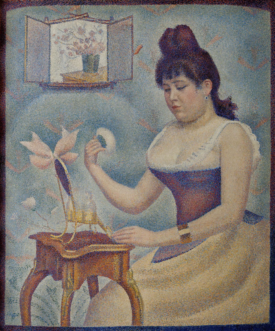 Jeune femme se poudrant